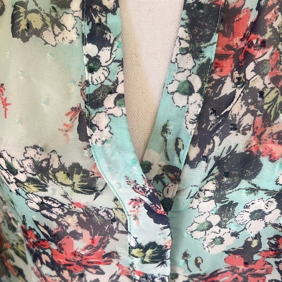 Cut from the cloth, ladies, sheer blouse, small oversize small. Floral V-neck. - Picture 8 of 12